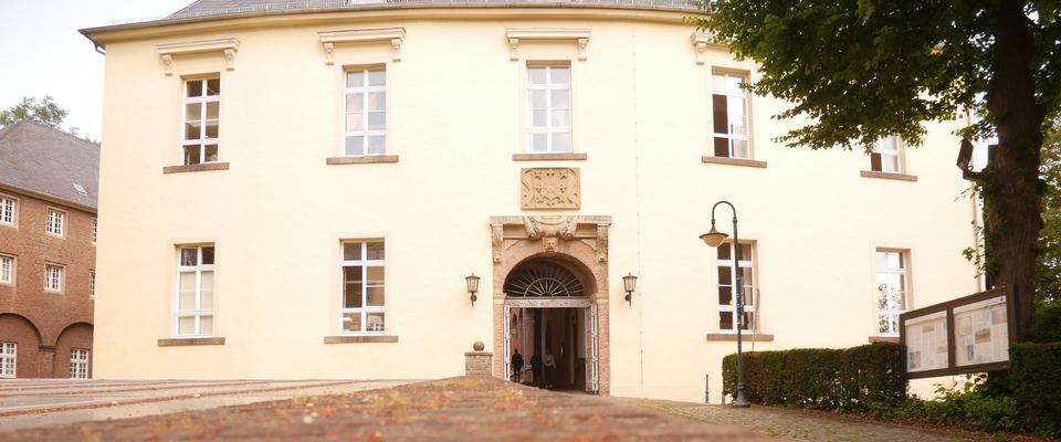 Weg zum Innenhof der Schwanenburg